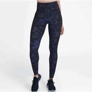 Spanx Sara Blakely Booty Boost Active Printed Leggings Sz M Purple Geo Camo *EUC